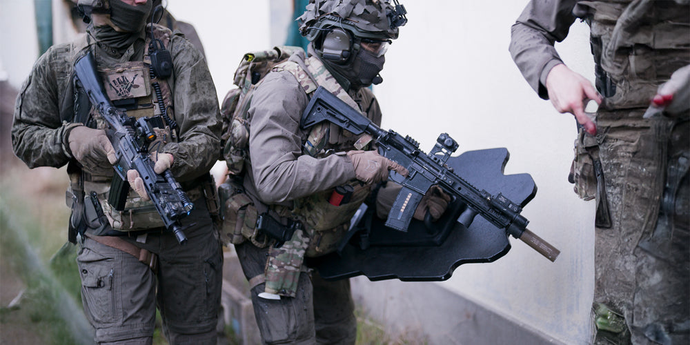 Photo du bouclier balistique avec style de découpe spéciale, porté par un opérateur