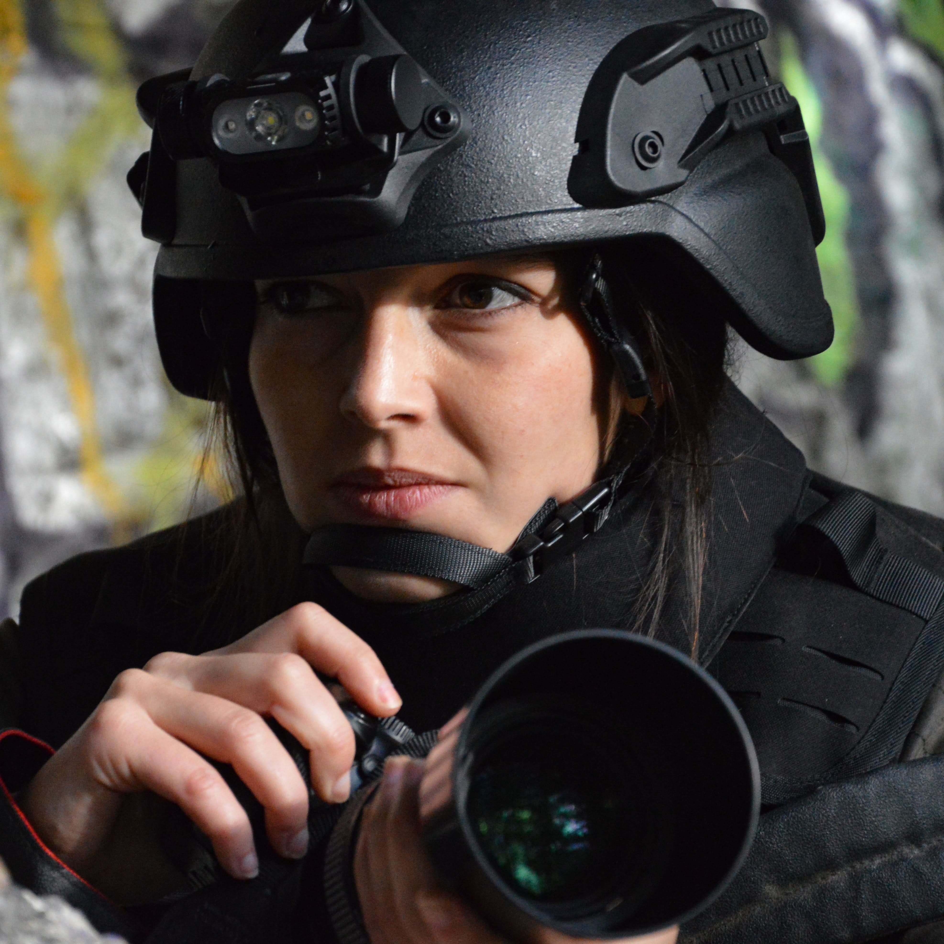 Casque balistique ACH standard utilisé par un journaliste