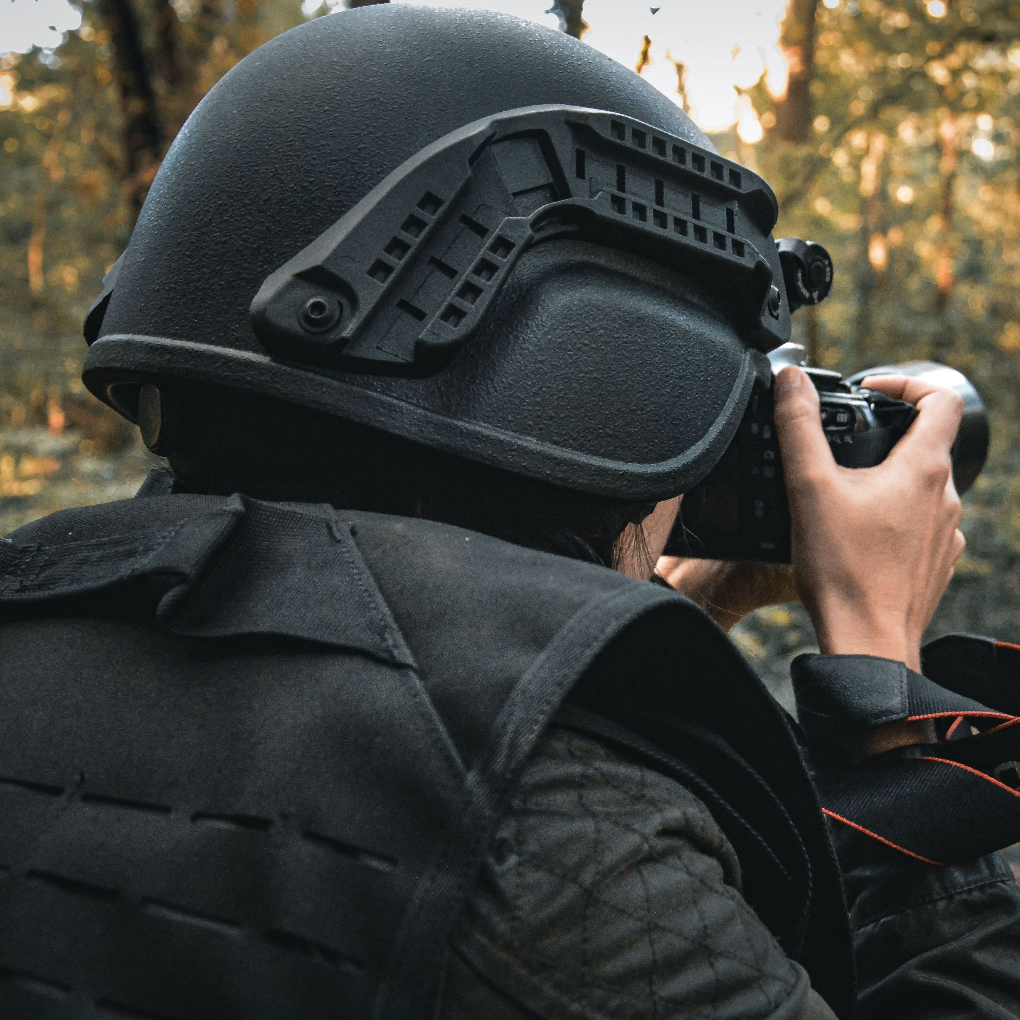 Casque balistique ACH standard porté par un journaliste