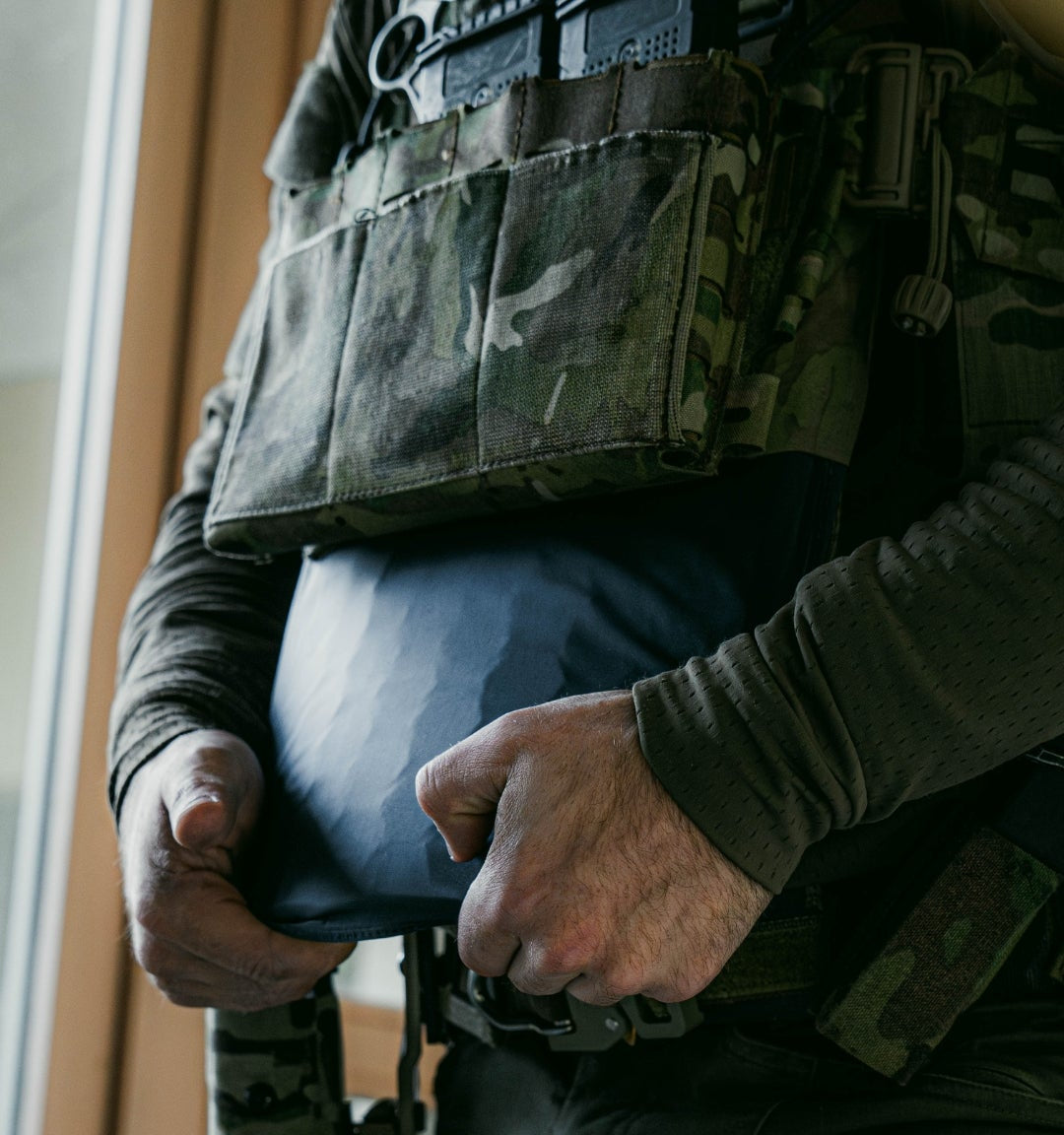 Plaque balistique flexible, tordue par un militaire