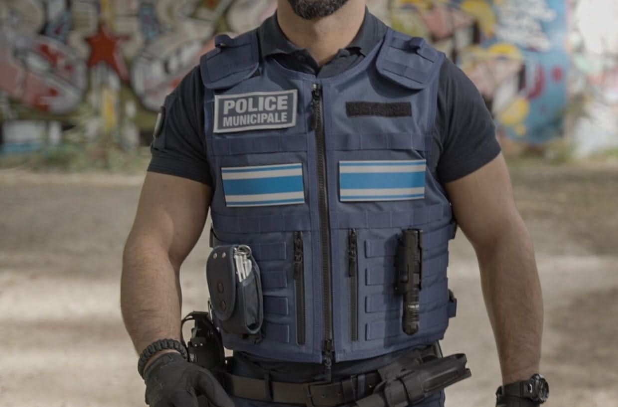 Gilet pare-balles tactique bleu porté par un homme