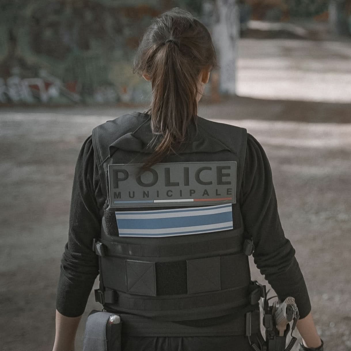 Gilet de combat tactique porté par une femme