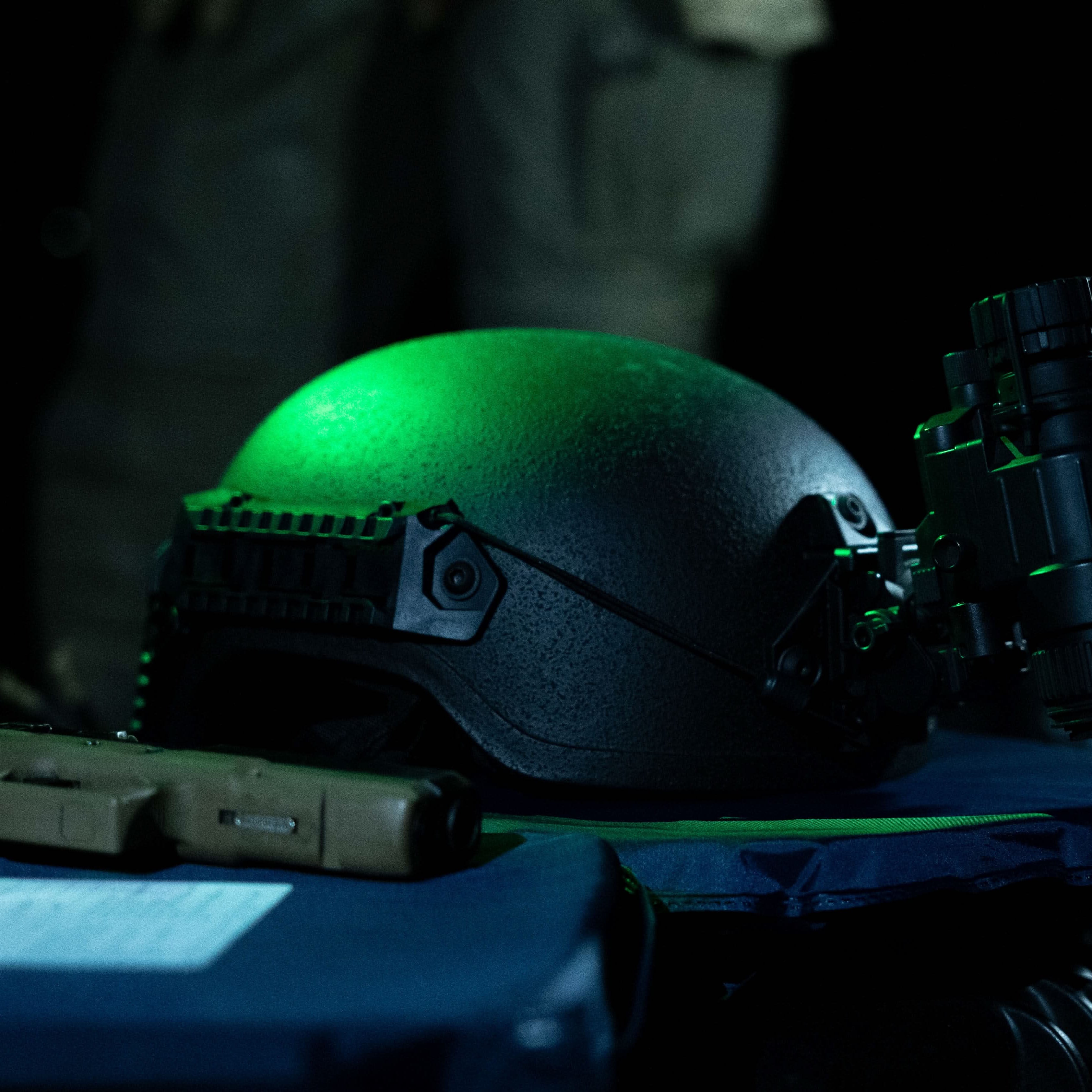 Photo d'un casque balistique Pangolin avec des NVG