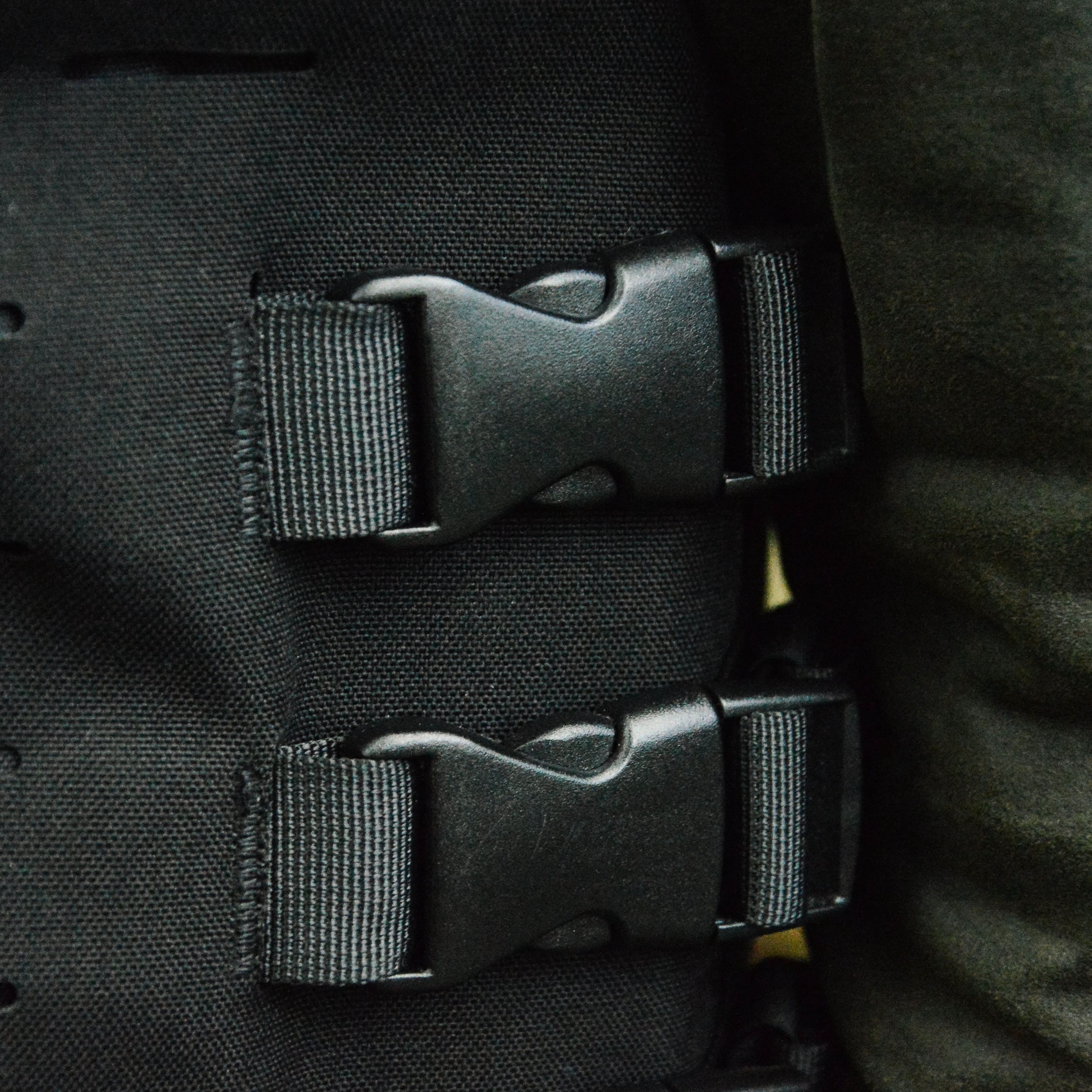 Attaches du gilet de combat de coté