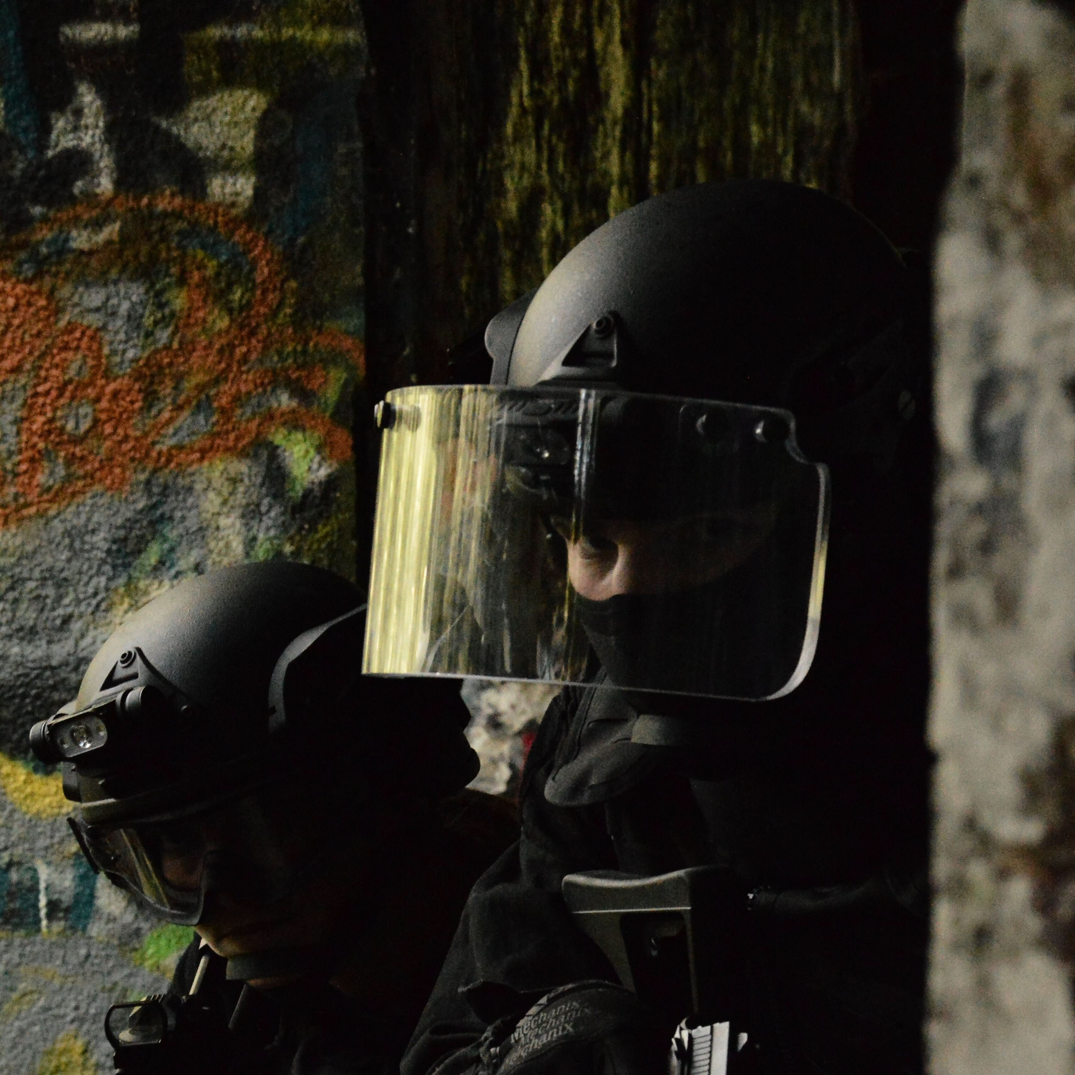 Photo d'agents, équipés des visières pour casque balistique